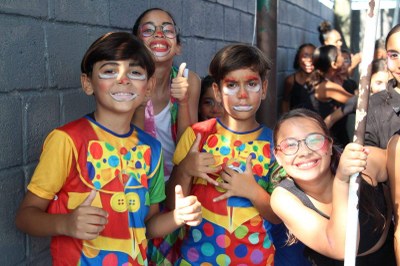 Escola integral de São Vicente revela talentos em espetáculo circense