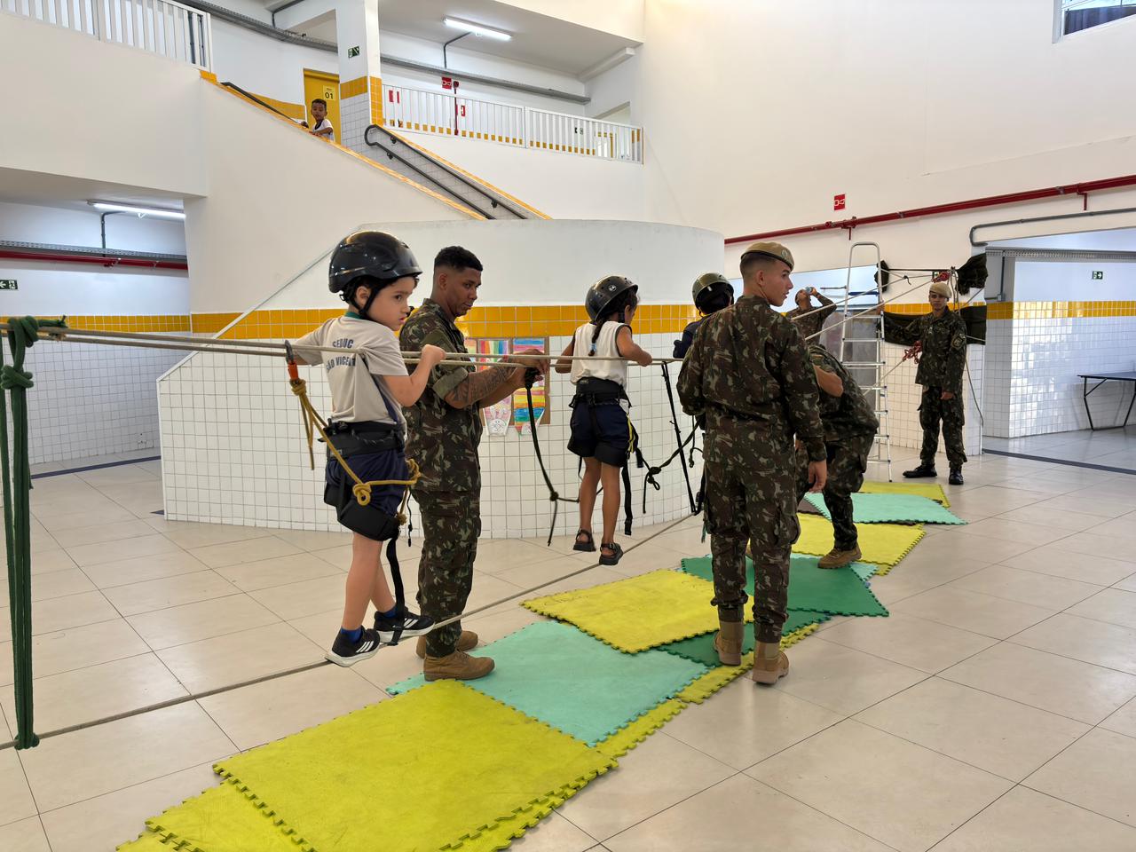 Escola integral vira espaço de esporte, saúde e aprendizado em ação do projeto Quartel na Escola