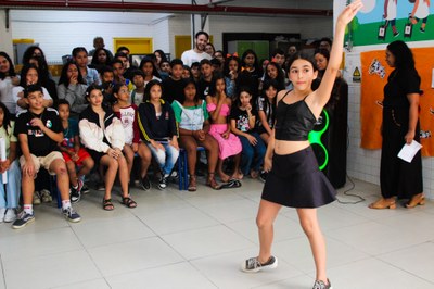 Escola municipal promove concurso de TikTok em clima de Dia das Crianças em São Vicente