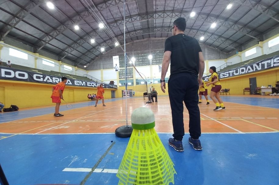 Escolas públicas e particulares se enfrentam no tênis de mesa e badminton nos Jogos Estudantis de São Vicente