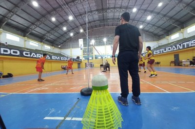 Escolas públicas e particulares se enfrentam no tênis de mesa e badminton nos Jogos Estudantis de São Vicente
