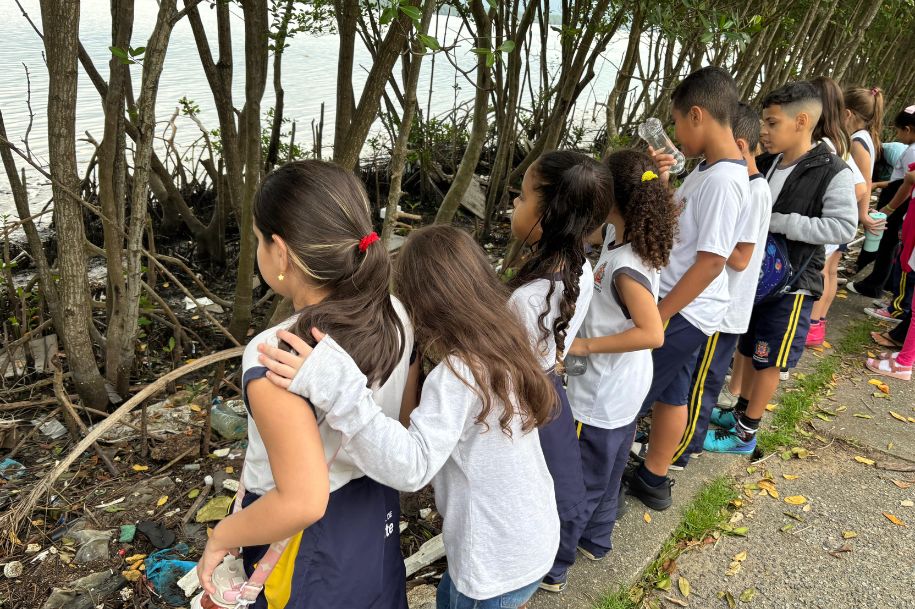 Estudantes de São Vicente vivem a conscientização ambiental em manguezal do Mar Pequeno