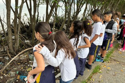 Estudantes de São Vicente vivem a conscientização ambiental em manguezal do Mar Pequeno