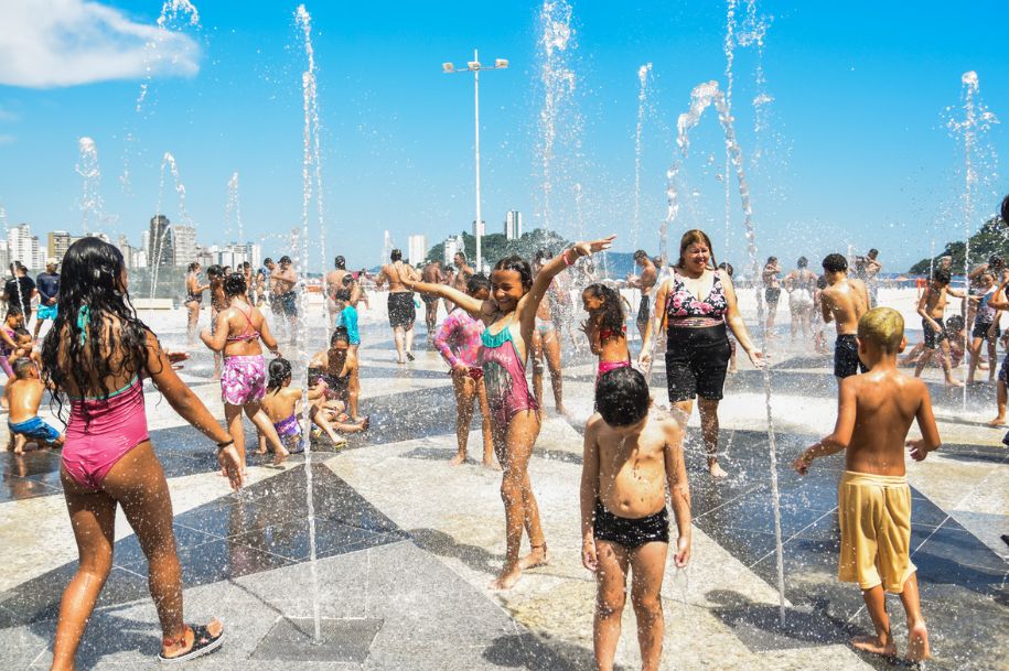 Famílias curtem primeiro dia de programação especial na Fonte das Crianças