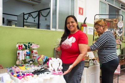 Feira de Natal reúne artesãs de São Vicente no Paço Municipal