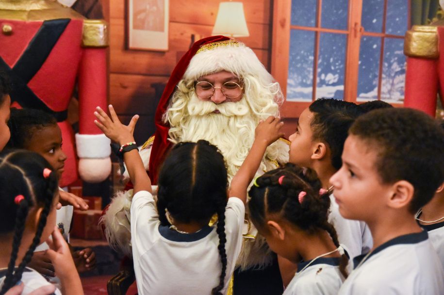 Festa de Natal 2024 traz magia e alegria para mais de 3 mil alunos da Educação Infantil de São Vicente