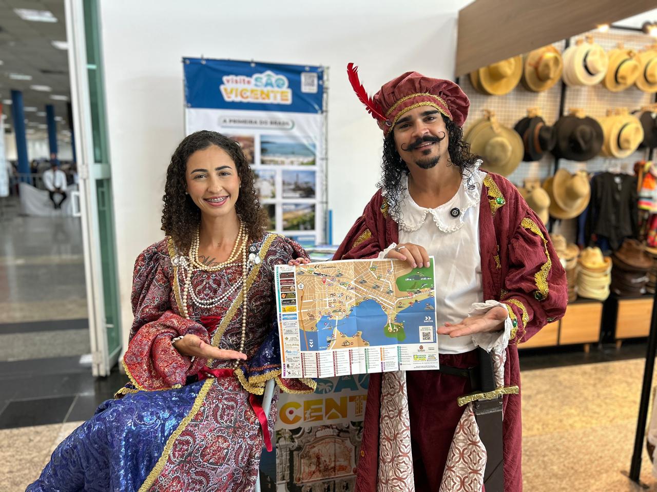 Figuras históricas de São Vicente recepcionam passageiros durante a temporada de cruzeiros 2025/2026