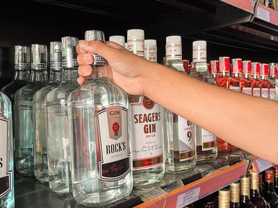 Força-tarefa fecha adega clandestina e apreende bebidas impróprias para venda em São Vicente