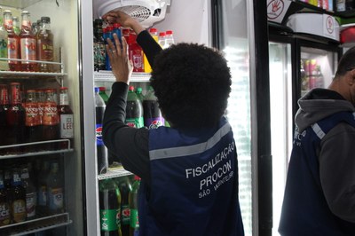 Força-Tarefa fiscaliza adegas em São Vicente durante Operação Metanol na noite desta sexta-feira (10)