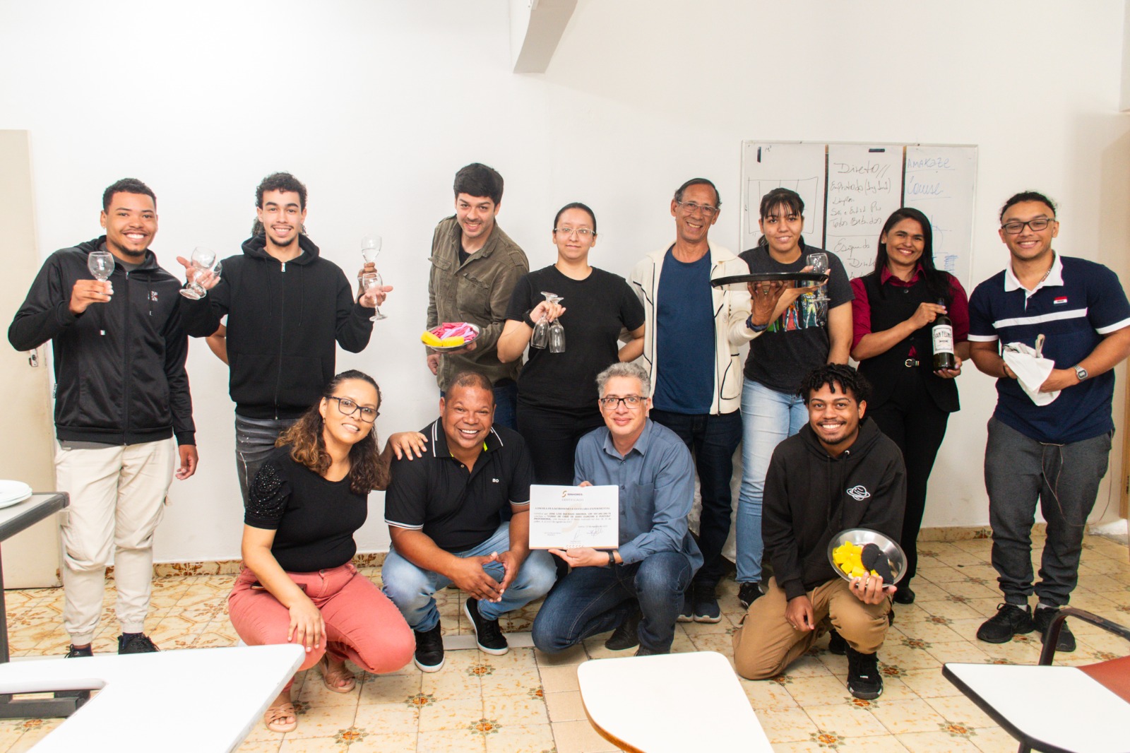 Formandos concluem Curso de Garçom com perspectivas para novos empregos em São Vicente