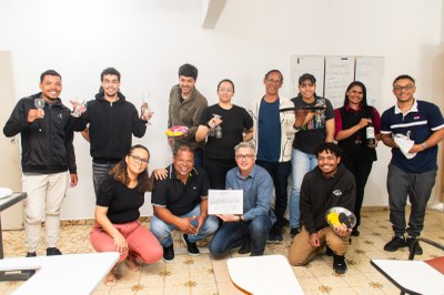 Formandos concluem Curso de Garçom com perspectivas para novos empregos em São Vicente