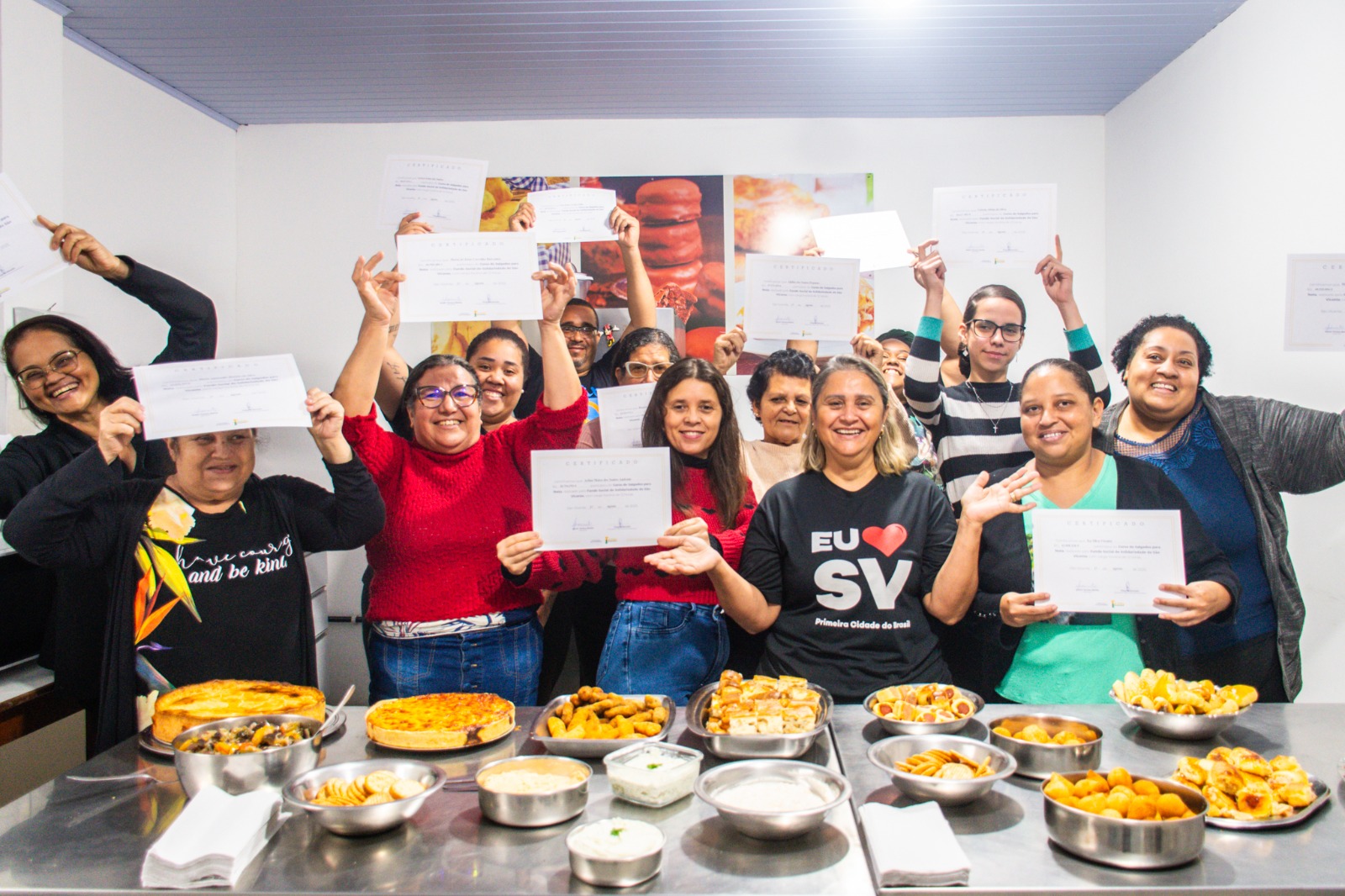Fundo Social de São Vicente celebra formatura de curso de Salgados de festa