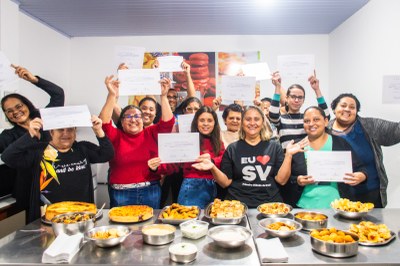 Fundo Social de São Vicente celebra formatura de curso de Salgados de festa