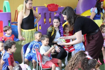 Fundo Social de São Vicente leva alegria e brinquedos para crianças de creche na semana da criança
