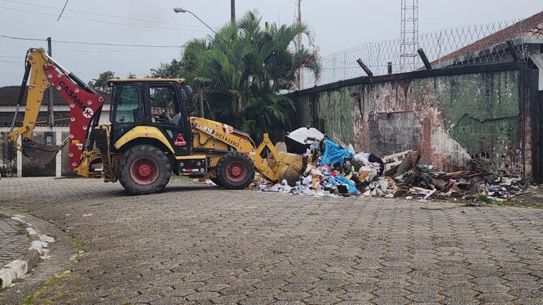 Ação no Beira-Mar retira cerca de 30 toneladas de lixo e reforça combate ao descarte irregular em São Vicente - 2.jpeg