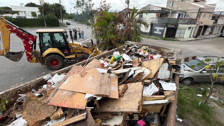Ação retira 36 toneladas de lixo no Tancredo e reforça avanço das denúncias em São Vicente - 1.jpeg