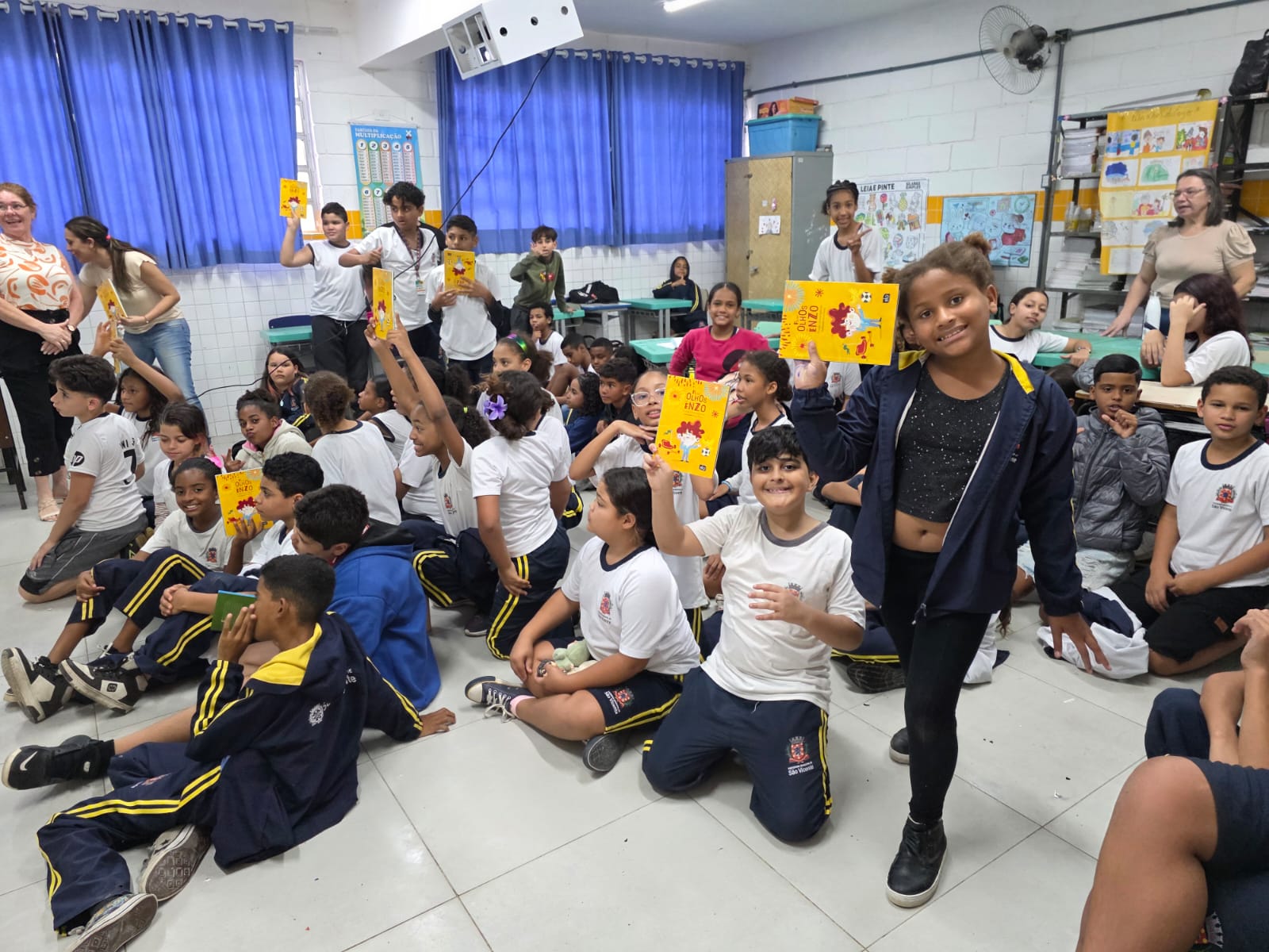 Autora de livro participa de conversa on-line com alunos