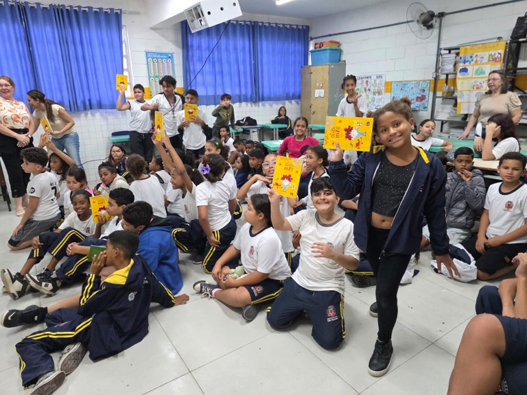 Autora de livro participa de conversa on-line com alunos