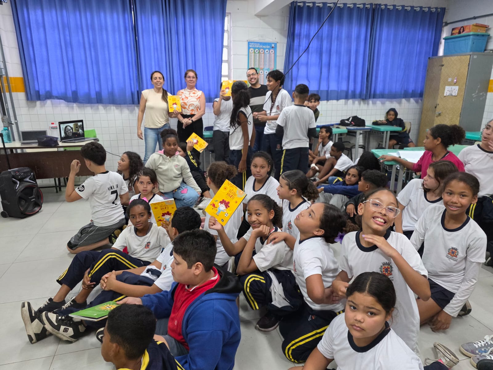 Autora de livro participa de conversa on-line com alunos