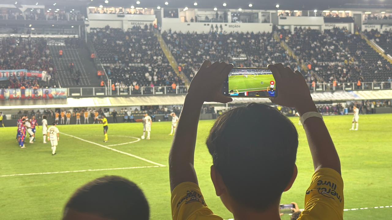 Crianças de São Vicente entram em campo com jogadores do Santos na Sul-Americana 1.jpeg