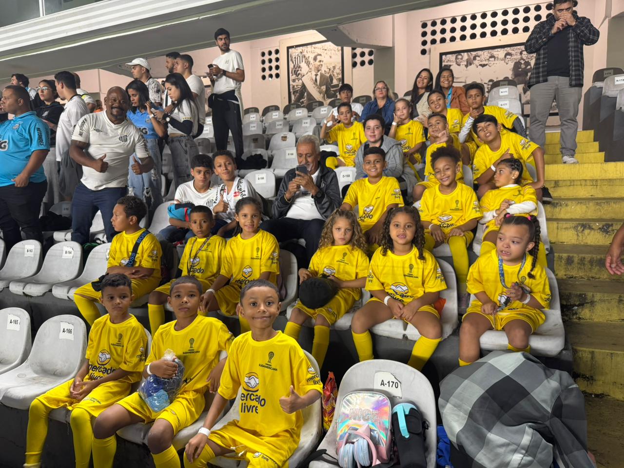 Crianças de São Vicente entram em campo com jogadores do Santos na Sul-Americana 2.jpeg