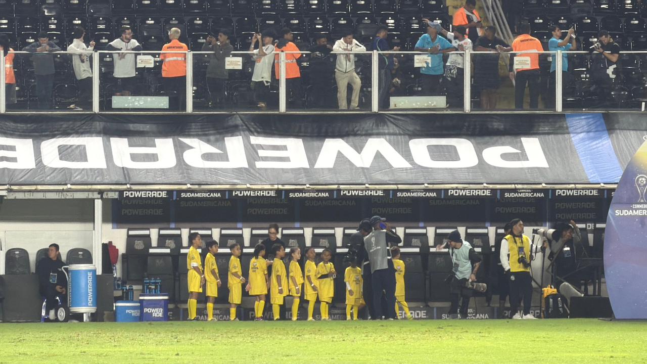 Crianças de São Vicente entram em campo com jogadores do Santos na Sul-Americana 4.jpeg