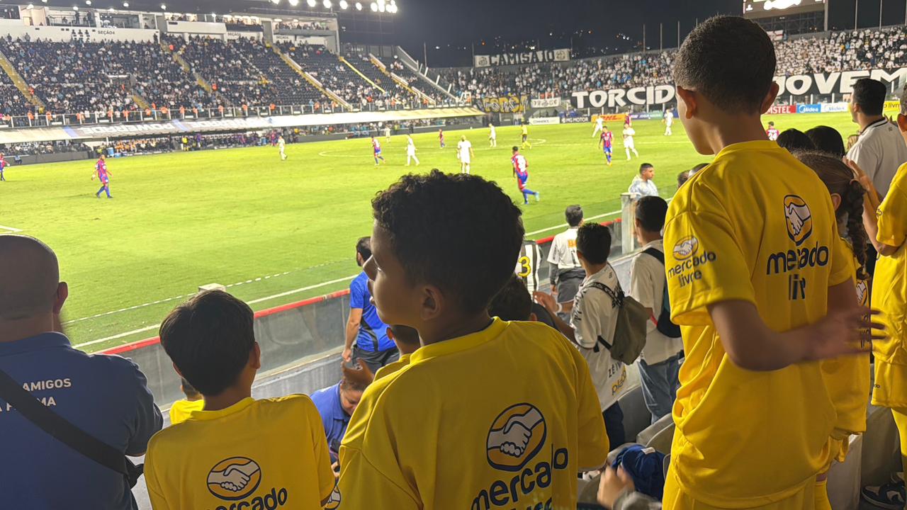 Crianças de São Vicente entram em campo com jogadores do Santos na Sul-Americana.jpeg