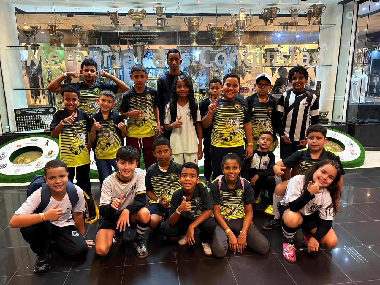 Crianças entram que jogadores do Santos FC.jpeg