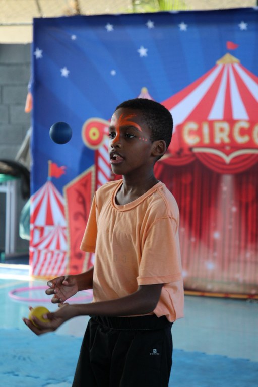 Escola integral de São Vicente revela talentos em espetáculo circense 3