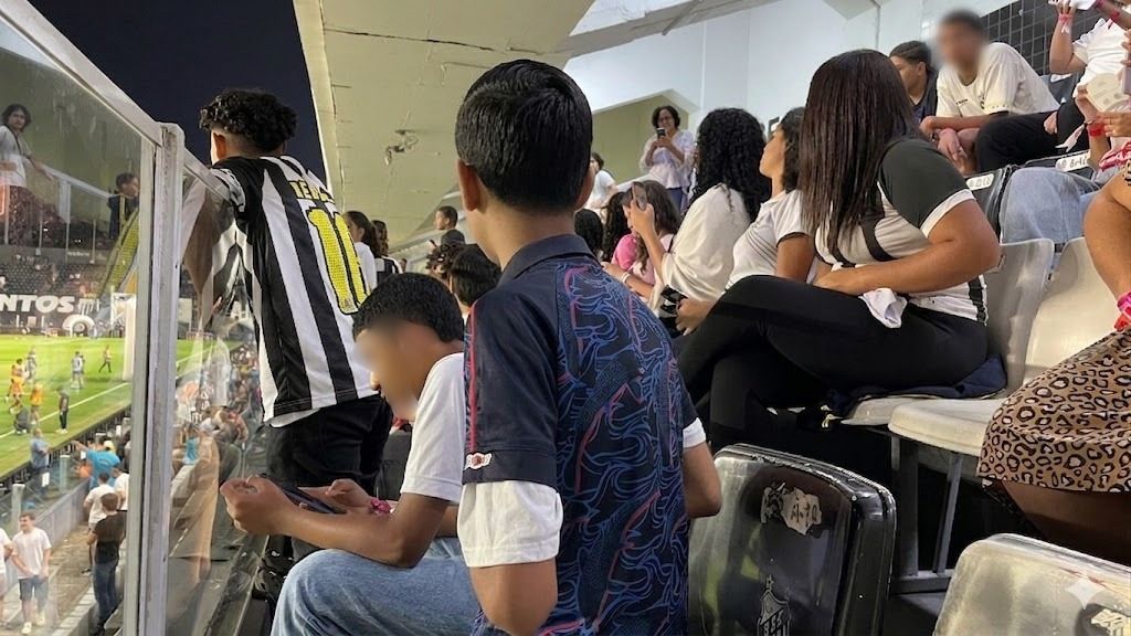 Experiência inédita marca visita de alunos da Área Continental à Vila Belmiro, em estreia do Santos na Copa do Brasil - 1.jpg