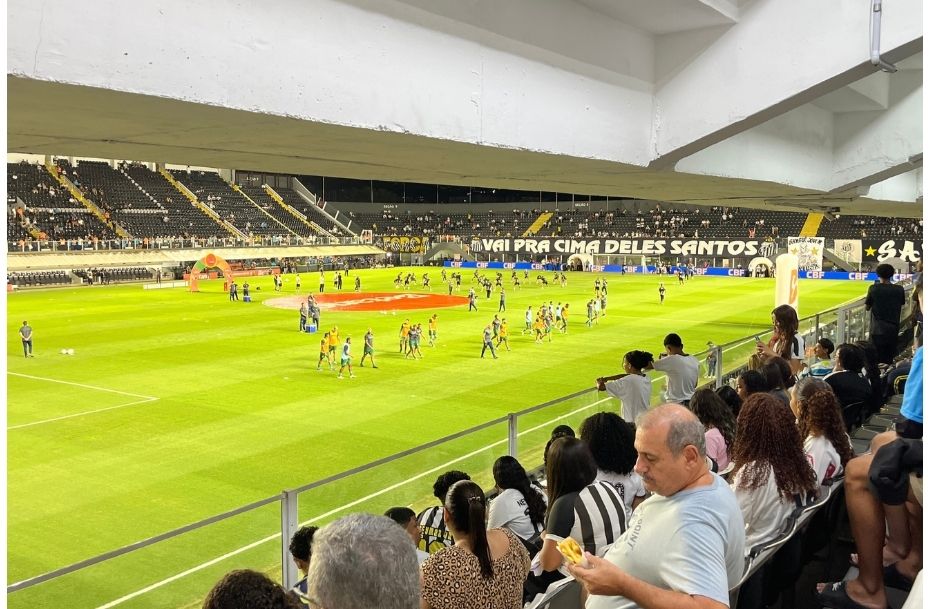 Experiência inédita marca visita de alunos da Área Continental à Vila Belmiro, em estreia do Santos na Copa do Brasil.jpeg