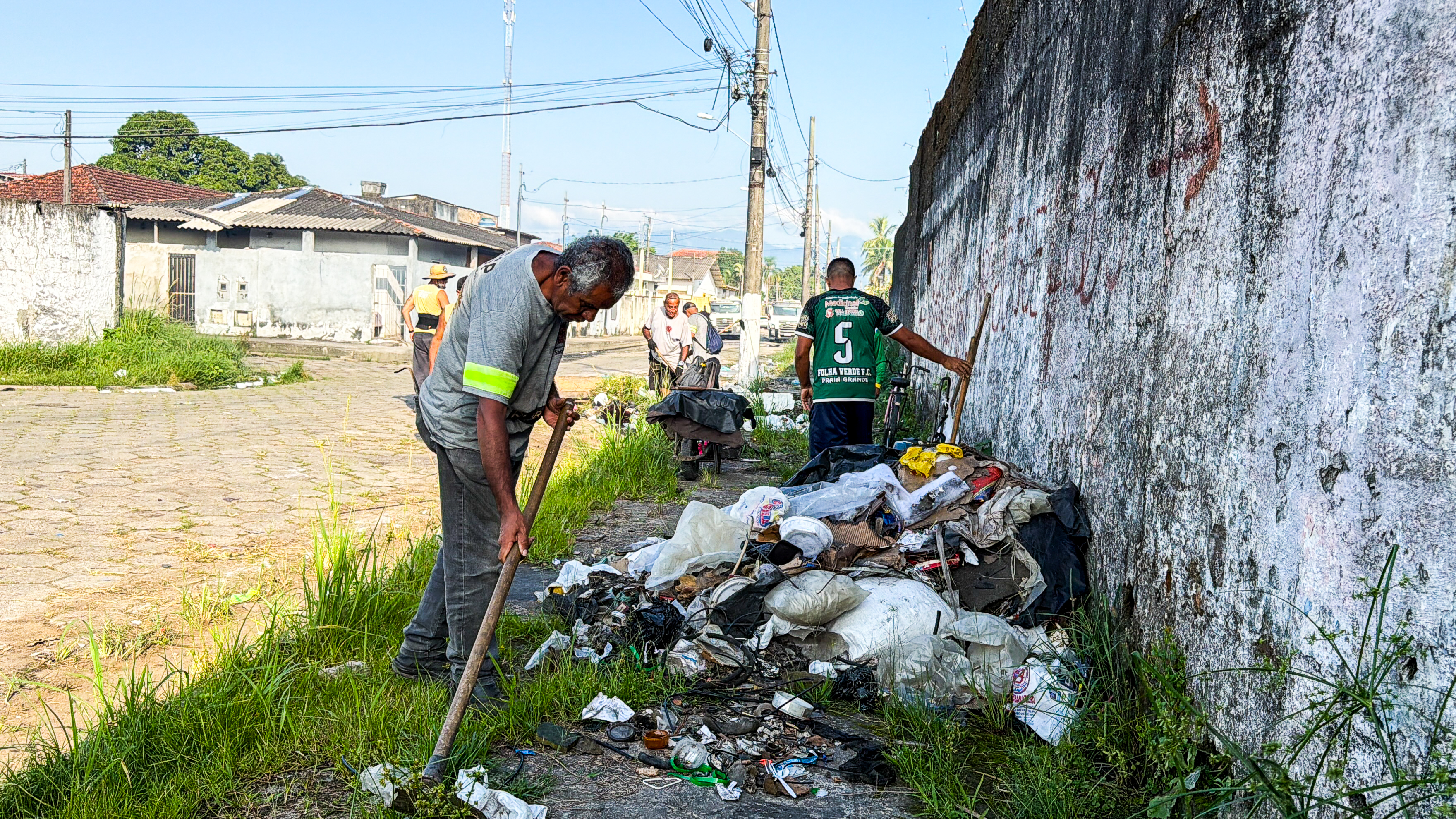 Prefeitura realiza limpeza e retirada de entulhos no Parque São Vicente 1