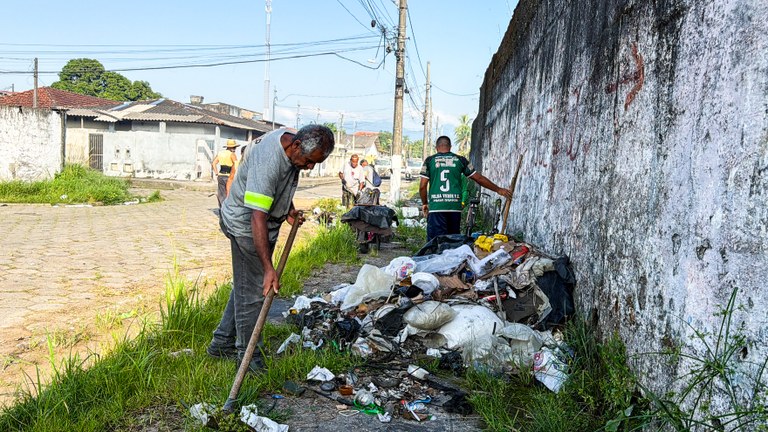 Prefeitura realiza limpeza e retirada de entulhos no Parque São Vicente 1