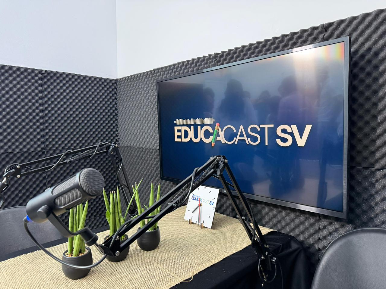 Sala de podcast transforma alunos em comunicadores em escola que leva o nome de Silvio Santos - 1.jpeg