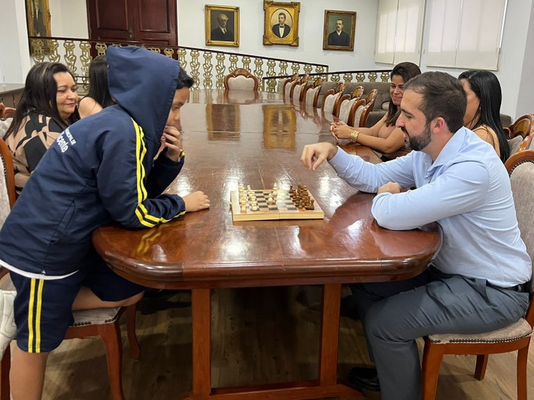 Campeão paulista no de xadrez visita a Prefeitura de São Vicente 5.jpeg