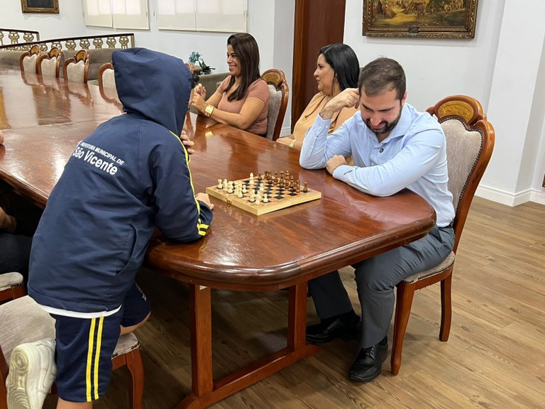 Campeão paulista no de xadrez visita a Prefeitura de São Vicente 6.jpeg