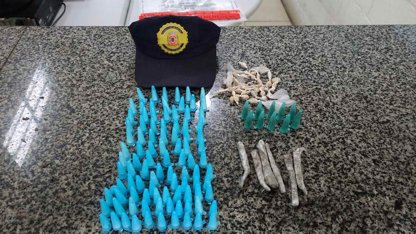 GCM apreende drogas e captura foragido durante ações no feriado em São Vicente