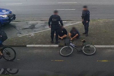 GCM de São Vicente captura dupla por roubo em Santos