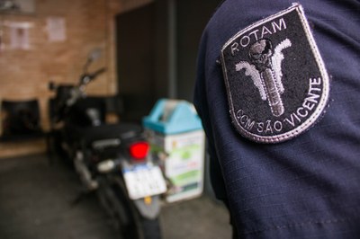 GCM de São Vicente detém indivíduo em flagrante de violência contra a mulher