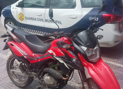 GCM localiza motocicleta furtada em área de mata na Estrada do Paratinga