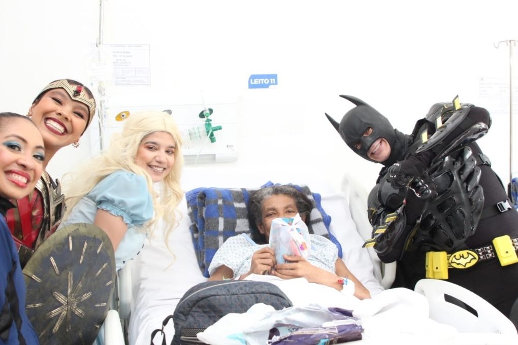 Heróis e personagens encantados visitam pacientes do Hospital do Vicentino em ação especial