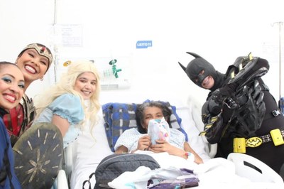 Heróis e personagens encantados visitam pacientes do Hospital do Vicentino em ação especial