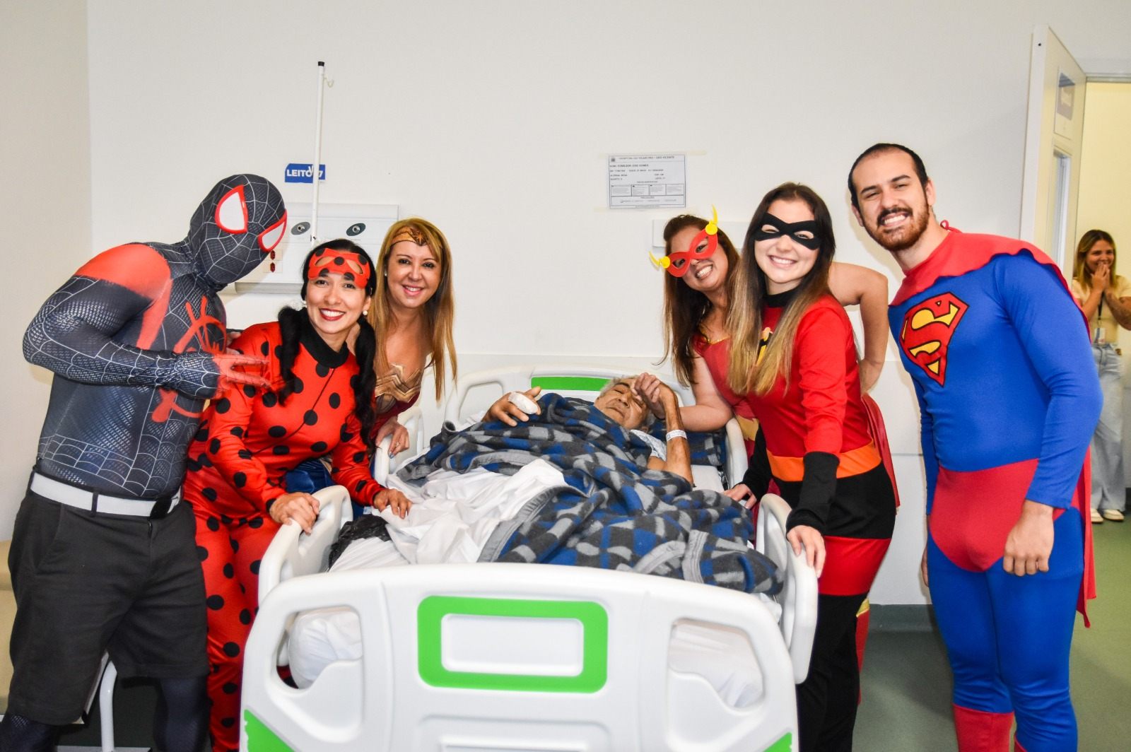 Heróis levam alegria e acolhimento ao Hospital do Vicentino em ação humanizada