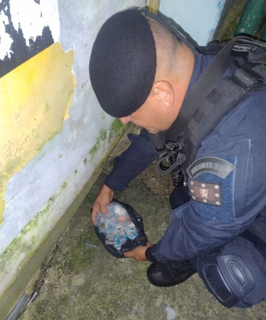 GCM apreende drogas escondidas sob trailer abandonado em São Vicente