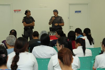 Hospital Vicentino promove aula de defesa pessoal e palestra sobre violência contra mulher em conjunto com o 39º BPMI
