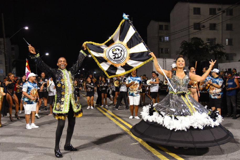 Integrantes de bateria de escola de samba participam de festa de carnaval na UE República de Portugal