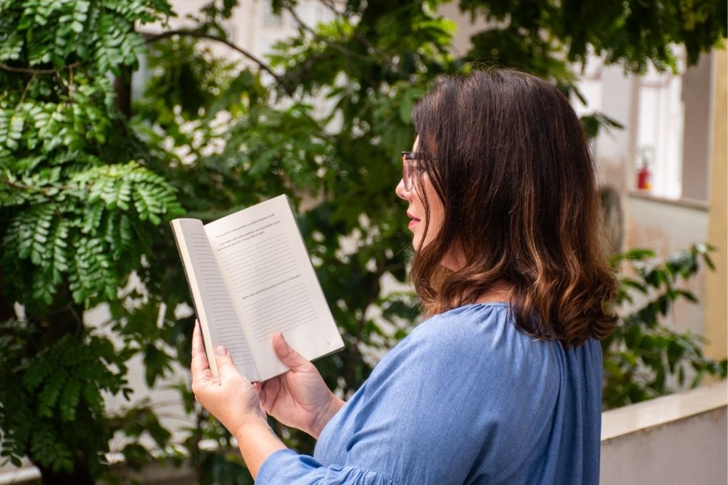 Jornalista da Secretaria de Comunicação em São Vicente celebra o poder da literatura no Dia do Escritor