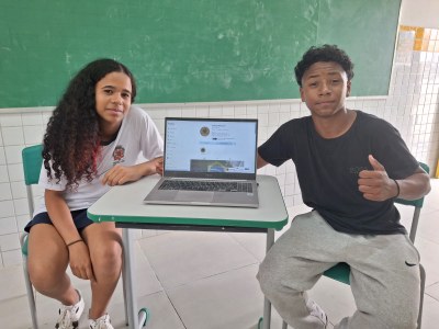 Jovens de escola da Área Continental transformam sentimentos em versos e celebram o Dia Nacional do Poeta