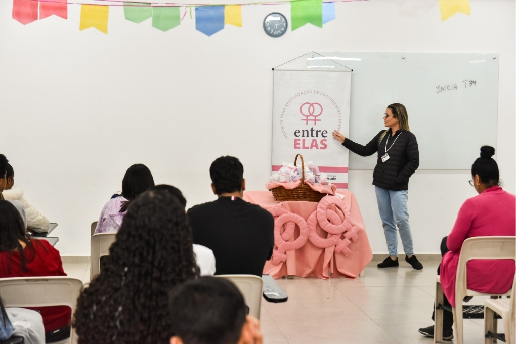 Jovens de São Vicente participam de palestra de fomento à dignidade menstrual