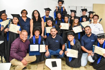 Jovens vicentinos recebem diploma de curso de assistência à logística
